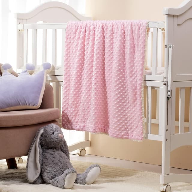 Detalle de CREVENT Gemütlicher Fleece-Überwurf mit Sherpa-Rückseite (Babydecke) – 75 x 100 cm, rosa Punkte