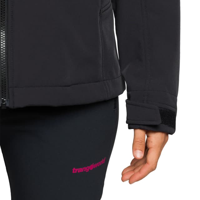 Detalle de Trangoworld Segnes: chaqueta de mujer cortavientos con capucha y acabado repelente al agua