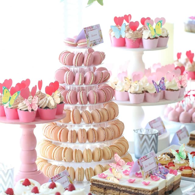 Detalle de 40 Stück essbare Schmetterling-Tortendeko (Esspapier) Regenbogen – Schmetterling Cupcake Toppers für Hochzeit & Geburtstag