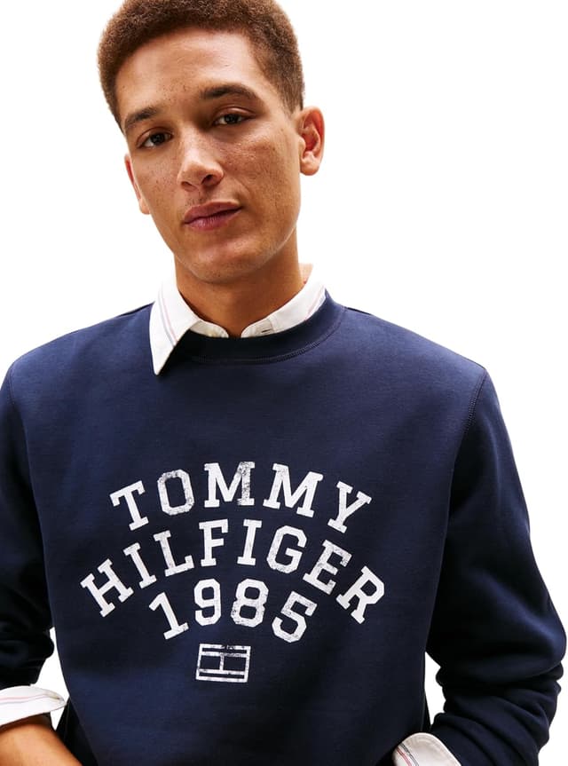 Detalle de Tommy Hilfiger Men’s Hilfiger Arch Sweatshirt (MW0MW41426) pullover sweatshirt
