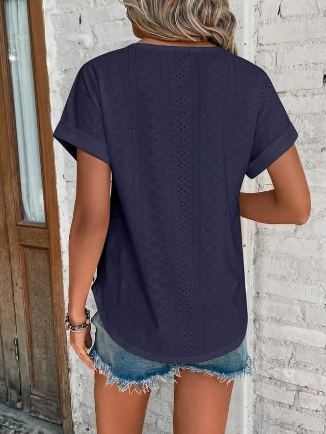 Detalle 2 de Cuptacc ladies eyelet embroidery top with crew neck and batwing sleeves