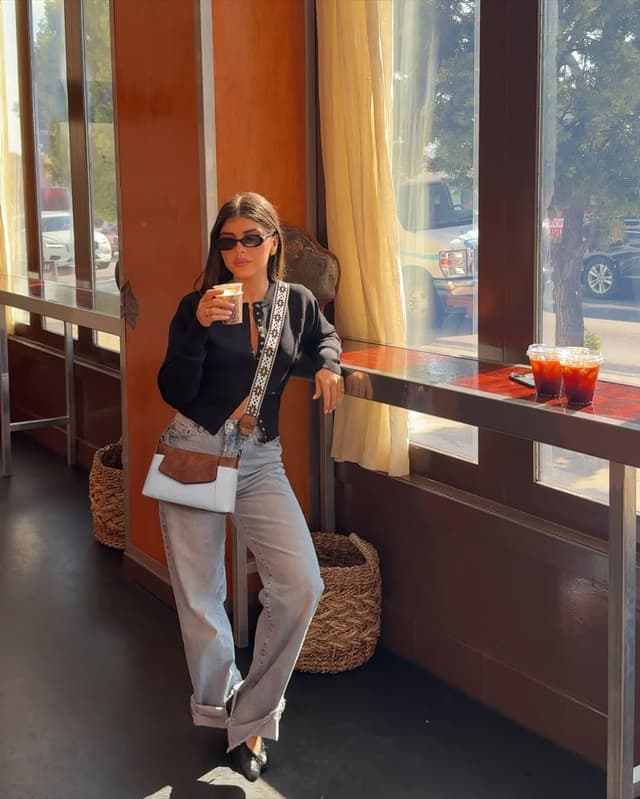 Detalle de MUIIKOLA small crossbody phone bag for women with adjustable wide strap