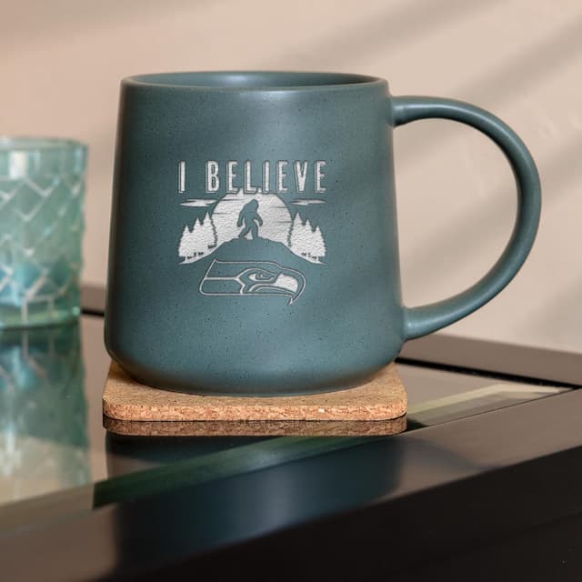 Detalle 2 de Rico Industries NFL Football Tonal 16oz Ceramic Taper Mug