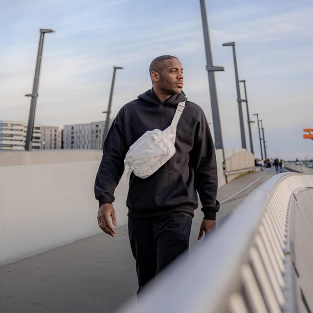 Detalle 2 de Johnny Urban Travis Bauchtasche Beige – geräumige Gürteltasche für Wandern, Reisen & Outdoor