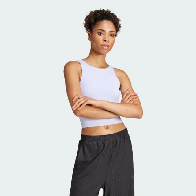 Detalle de Adidas Yoga top con sujetador integrado