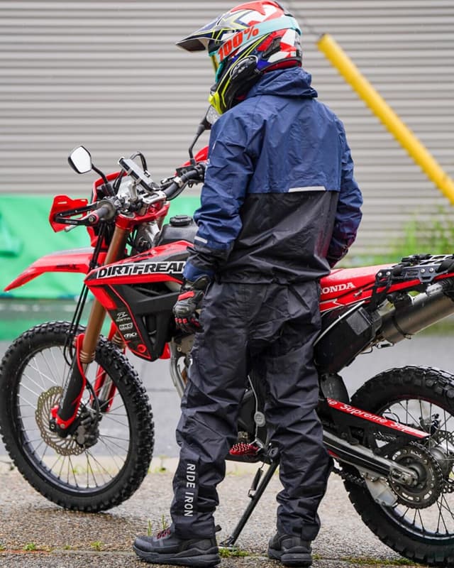 Detalle 2 de RIDEIRON Tuta antipioggia moto uomo impermeabile 10.000 mm traspirante riflettente, leggera e compatta