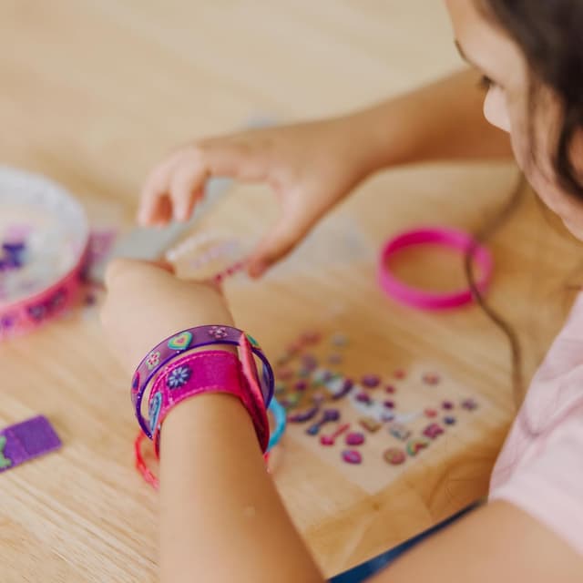 Thumbnail 6 de Melissa & Doug „Entwirf Deine eigenen Armbänder“ – Kreativ-Set mit 4 Armbändern, Funkelsteinen & Glitzerstickern