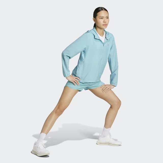 Detalle de adidas Run It chaqueta cortavientos de mujer con capucha ajustable AEROREADY