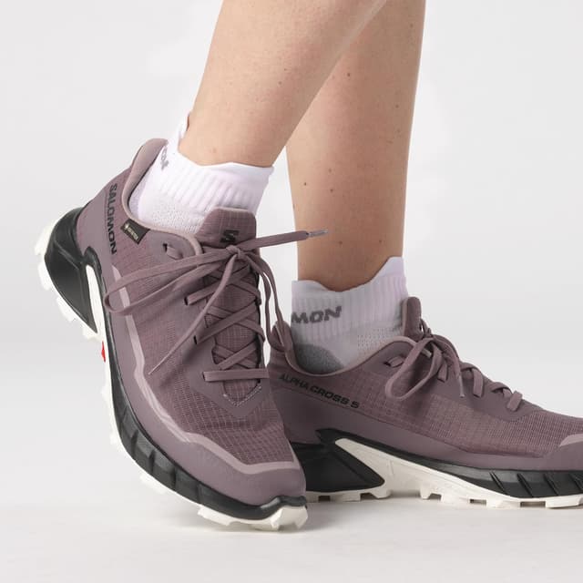 Detalle 2 de Salomon Alphacross 5 GORE-TEX Damen Trail-Laufschuhe – wasserdichter Grip für nasse Trails