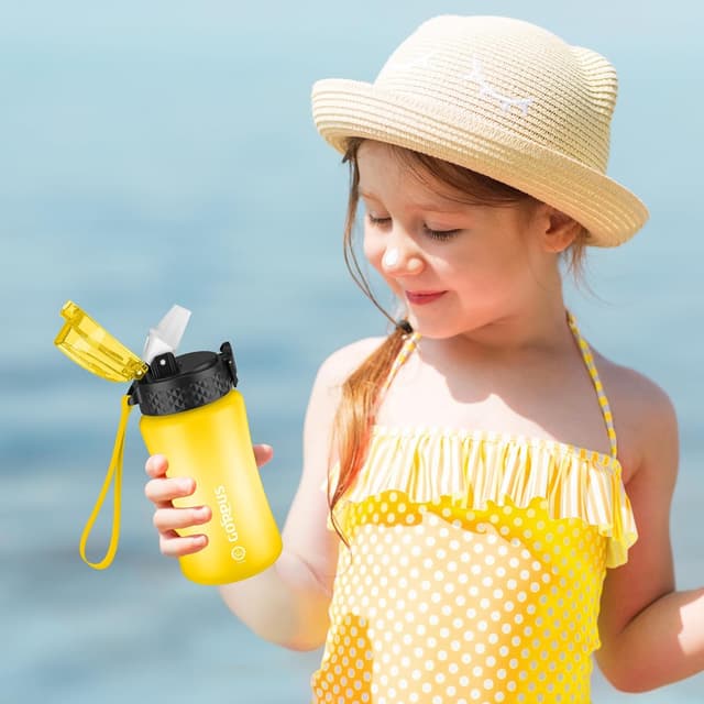 Detalle 2 de GOPPUS 350ml Kids Water Bottle With Straw & Flip Top Lid (Tritan), Leakproof BPA-free, Yellow