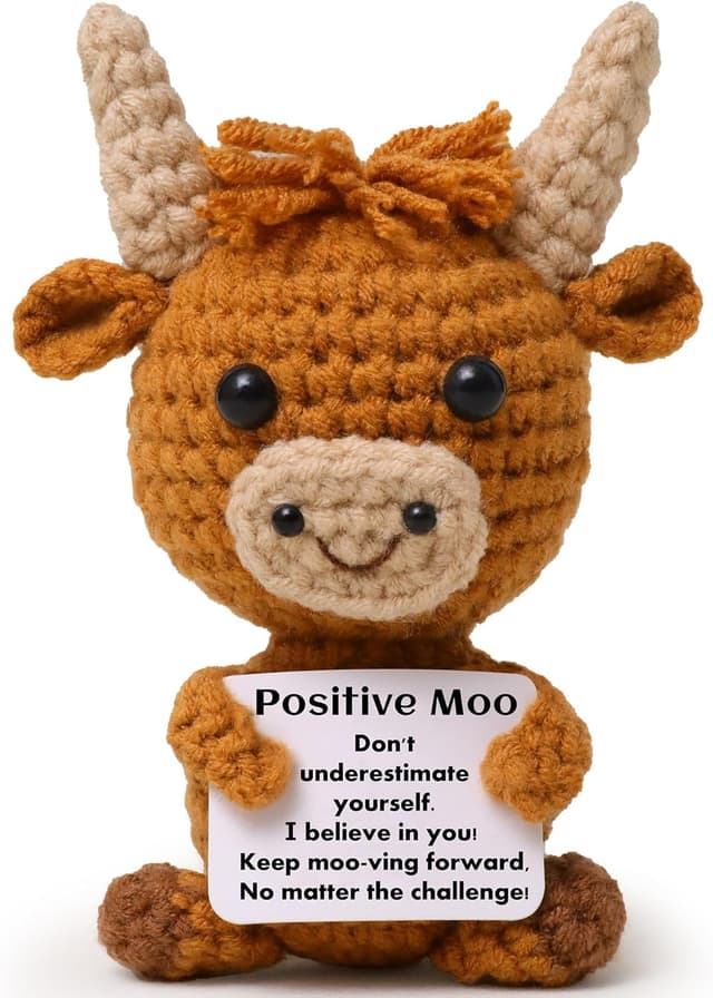 Detalle de OkiyiD Highland Cow Plush Toy with Positivity Card – Hand-Crocheted Mini Gift for Women, Friends & Students
