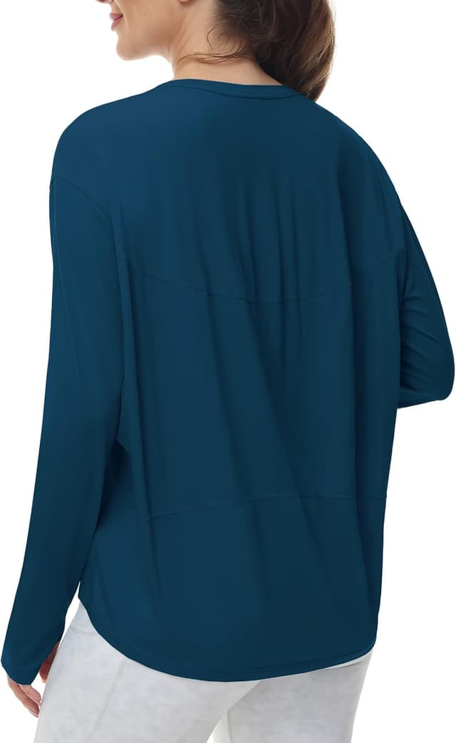 Detalle de THE GYM PEOPLE Women’s long sleeve workout shirts with thumb holes and loose back hem