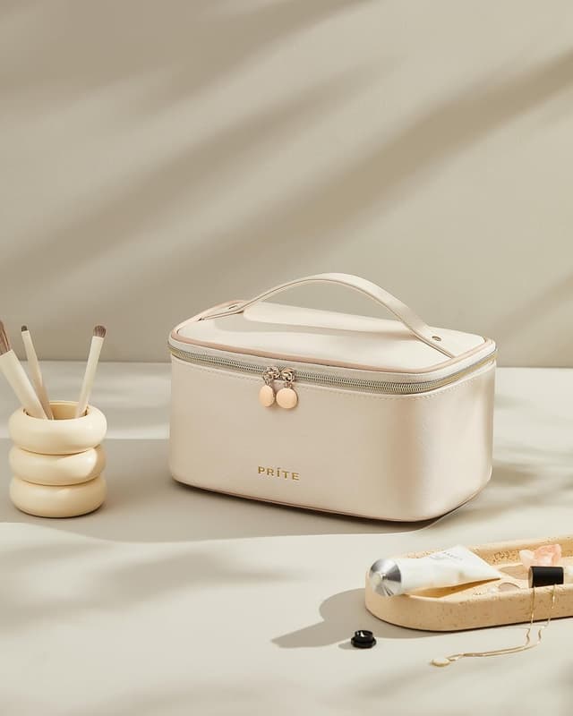 Detalle de Prite Large Makeup Bag for Women – Waterproof PU Quilted Travel Toiletry Case in Beige