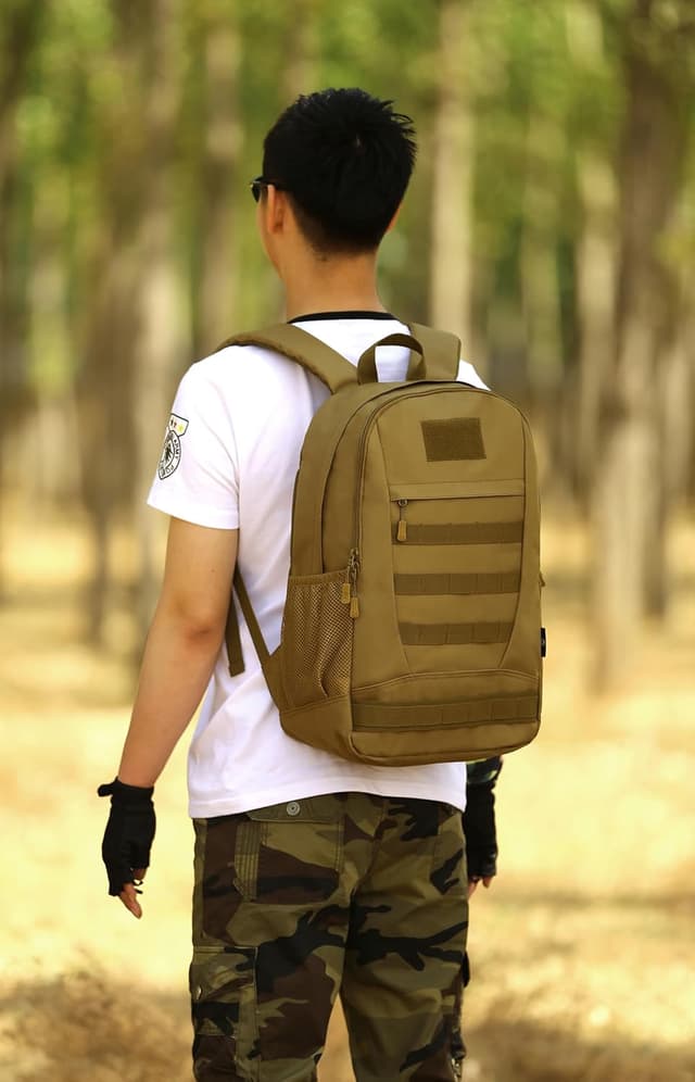 Detalle de 26-Liter taktischer Rucksack für Herren mit MOLLE-System – Mini-Tagesrucksack für Outdoor, Trekking & Reisen