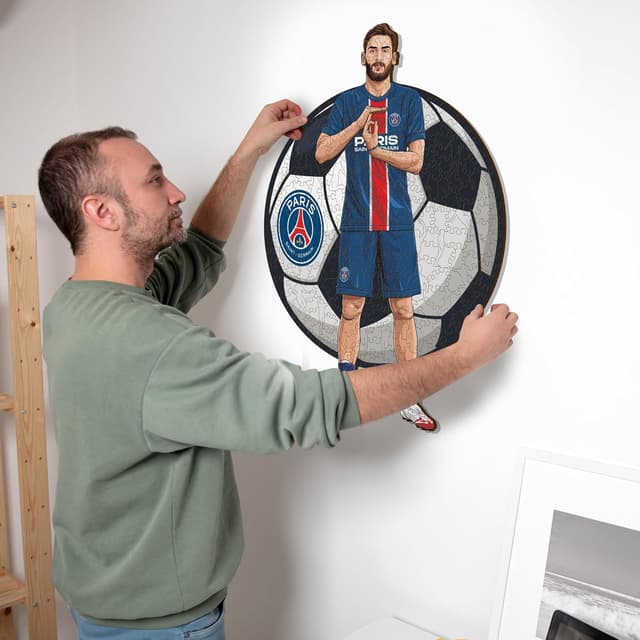 Detalle de Puzzle en bois Iconic Puzzles PSG avec Khvicha Kvaratskhelia, licence officielle, 500 pièces (taille L)