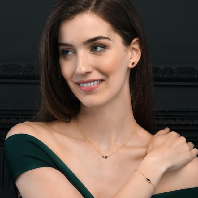 Detalle de Bracelet Namana plaqué or jaune 18ct avec zircon bleu en taille baguette (réglable)