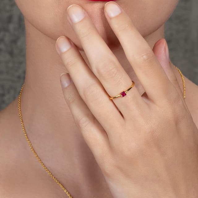 Detalle 2 de Bague fine réglable namana pour femme avec pierre carrée en zirconia couleur fuchsia