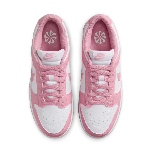 Detalle de Nike Dunk Low Next Nature para mujer: estilo urbano clásico con materiales reciclados