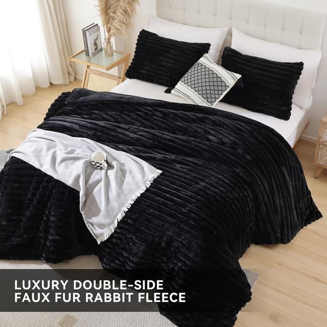 Detalle de Smoofy Fluffy Queen Comforter Set (3-Piece) in Black Faux Fur Style