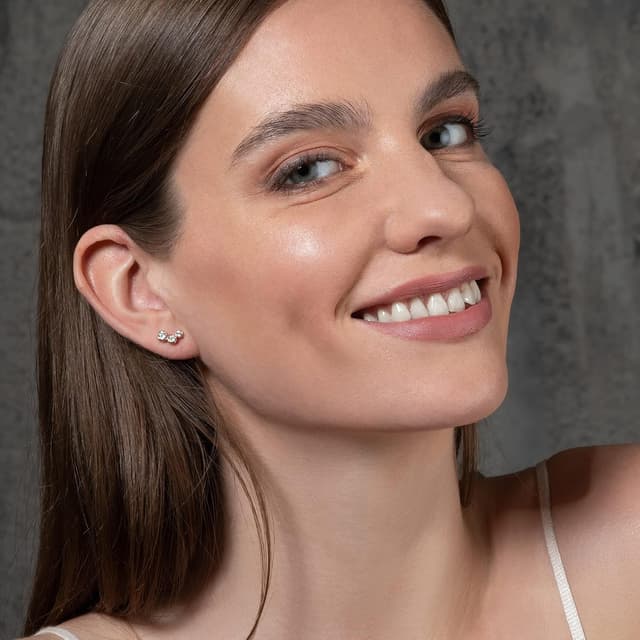 Detalle de Namana Ear Climbers: piccoli orecchini in argento 925 placcati oro rosa con zirconi