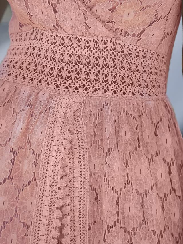 Detalle de CUPSHE été – Combinaison noire à bretelles fines et smocks avec col en V