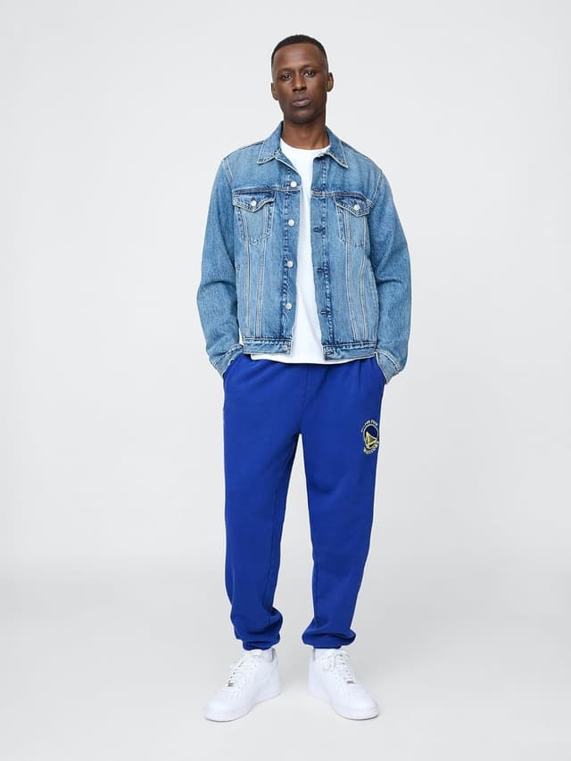 Detalle de GAP Men’s X NBA Team Logo Soft Pull-on Sweatpants (Relaxed Tapered Fit)