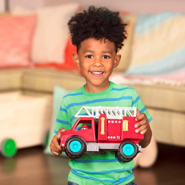 Thumbnail 1 de Jouet camion de pompiers rouge Battat avec figurines et échelle – dès 18 mois