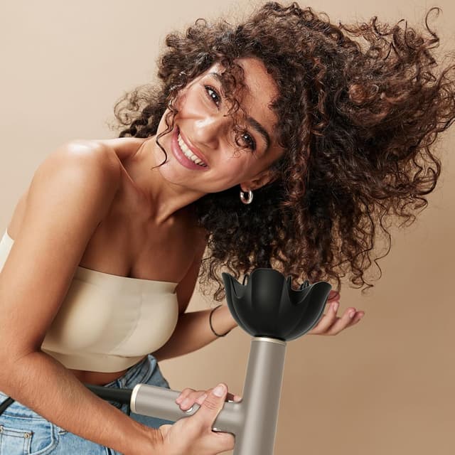 Detalle de YAPOY 110,000 RPM hair dryer with ion