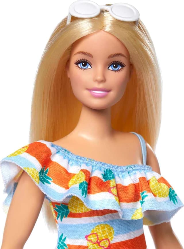 Detalle 2 de Barbie Loves the Ocean HLP92 – Barbie-Puppe mit blondem Haar, Ananas-Kleid & Sonnenbrille