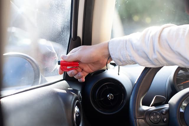 Detalle de Lot de 12 porte-clés sécurité voiture resqme : brise-vitre et coupe-ceinture (marteau d’urgence) jaune néon