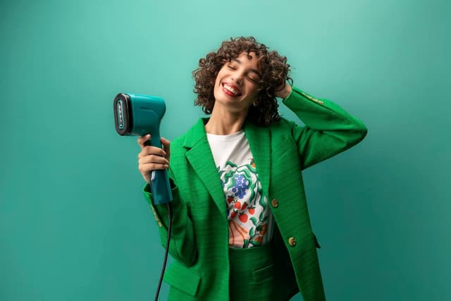 Detalle de Tefal Pure Pop Slim DT2024 handheld clothes steamer (70ml tank, no ironing board needed)