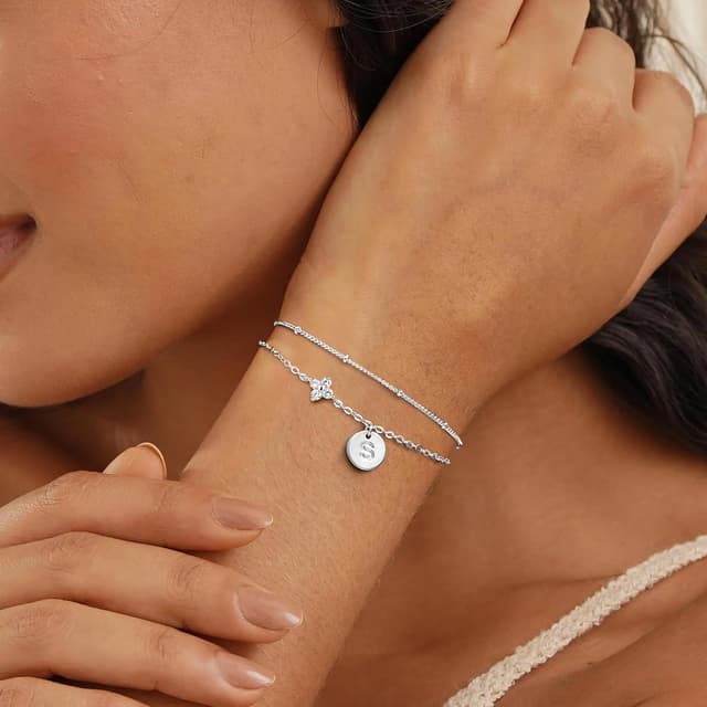 Detalle de TINGN Armband Damen in Gold/Silber, 14K vergoldet – personalisiertes Initialenarmband mit A–Z & vierblättrigem Kleeblatt