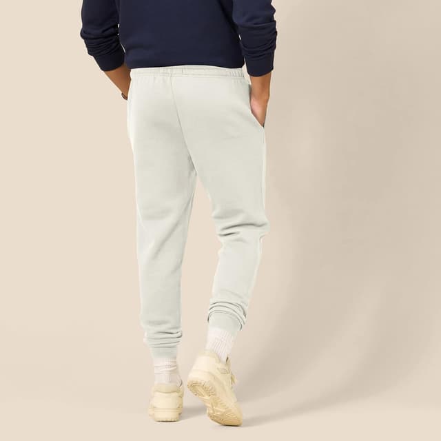 Detalle de Amazon Essentials Men’s Relaxed-Fit Fleece Jogger Sweatpants with Elastic Waist and Pockets