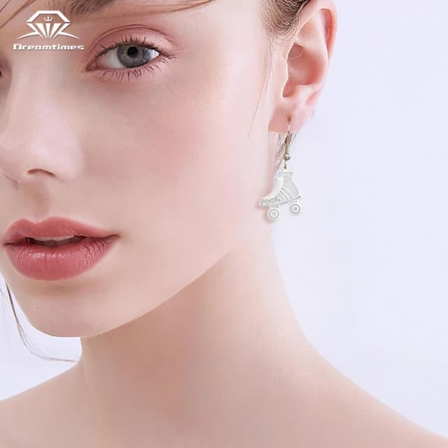 Detalle de Dreamtimes Rollschuh-Anhänger-Ohrring aus Edelstahl – bunte Rollschuh-Ohrringe als Sport-Schmuck & Geschenk