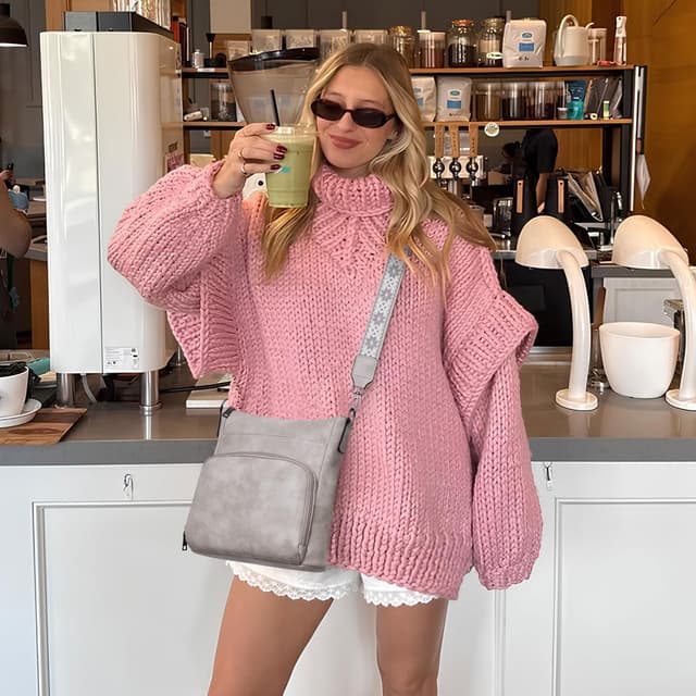 Detalle 2 de Roulens crossbody bag for women with front zip wallet pocket and adjustable guitar-strap (vegan leather)