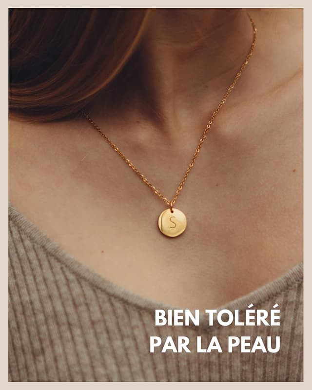 Detalle 2 de Good.Designs collier pour femme en or avec médaillon personnalisé (initiale gravée) — bijou hypoallergénique