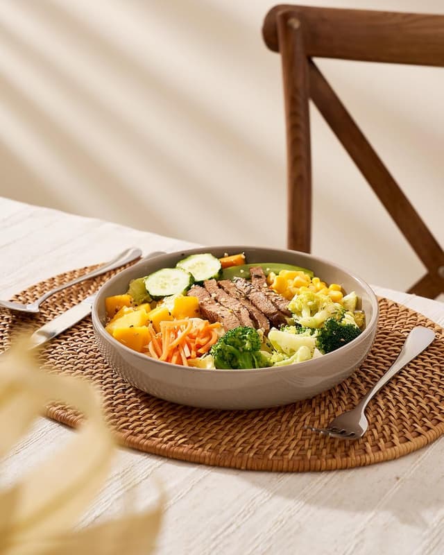 Detalle de famiware Milkyway 33 oz Bowl Set (Set of 4) — Pasta & Salad Bowls, Double Reactive Glaze, Stackable, White & Cinnamon Brown