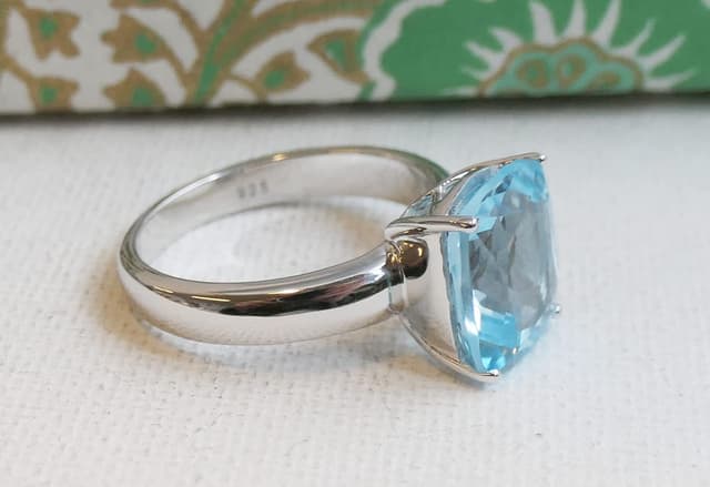Detalle de Kissenschliff Blautopas Ring aus massivem 925 Sterling Silber (10x12 mm, US 7 / Ø 17,3) – handgefertigte Geschenkidee