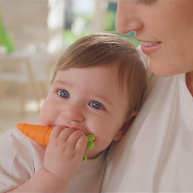 Detalle de Nuby Silicone Carrot Tube Teether and Massaging Infant Teether (2-Pack) — soft gum soother for 3+ months