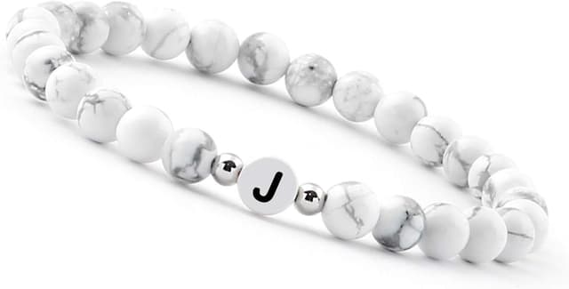Detalle de Bracciale di perline con lettera I in howlite bianca personalizzato (iniziali A–Z) fatto a mano