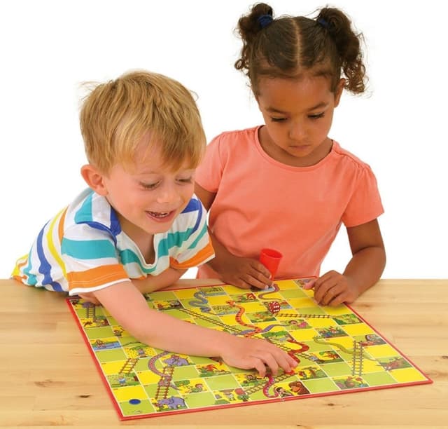 Detalle 2 de Galt Snakes and Ladders Ludo game set 2 in 1