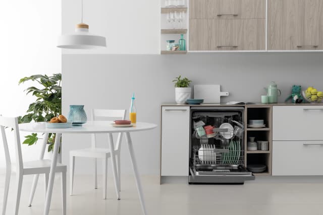 Detalle de Indesit DFO 3T133 A F X (reacondicionado grado D) lavavajillas de 14 servicios, 60 cm con Push & Go