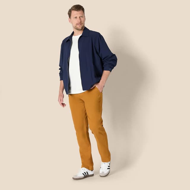 Detalle de Amazon Essentials Herren Legere Stretch-Chinohose – sportliche Passform in Kaqui, mit Stretch-Komfort