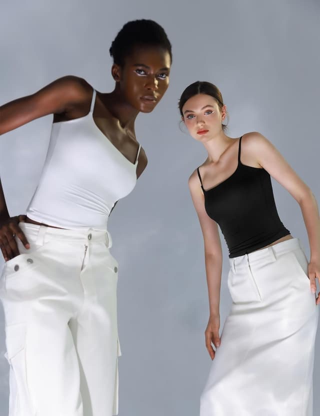 Detalle de PUMIEY Women’s Square Neck Tank Top (Adjustable Spaghetti Straps) – Sharp Collection C160TM