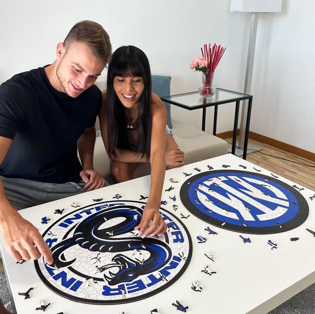 Detalle 2 de Puzzle di legno Inter Snake Iconic Puzzles, licenza ufficiale, 150 pezzi taglia S