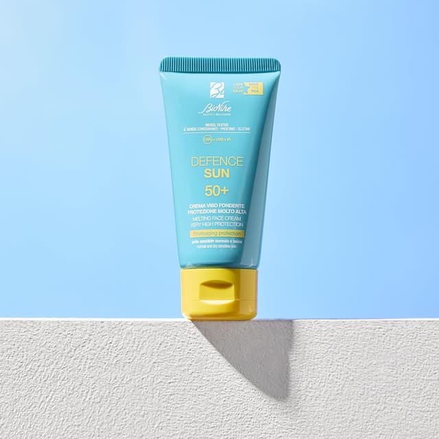 Detalle 2 de Bionike Defence Sun Crema Solare Viso con filtro minerale, waterproof e non appiccicosa, azione protettiva e antiossidante da 50 ml