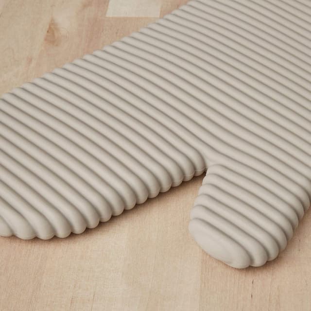 Thumbnail 2 de KitchenAid Ribbed Silicone Oven Mitts 2-Pack