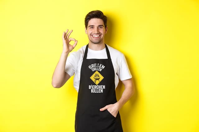 Detalle 2 de YORA Grillschürze für Männer zum Vatertag – Kochschürze lustig inkl. Urkunde