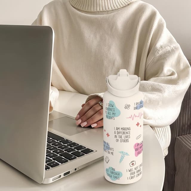 Detalle 2 de Nurse Water Bottle 32oz Stainless Steel Insulated with Lid – Nurse Gifts for Female Nurses & Nursing Students