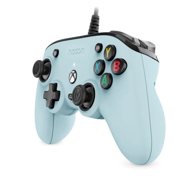 Detalle 2 de Nacon Pro Compact Controller Mando con cable azul pastel para PC/Xbox